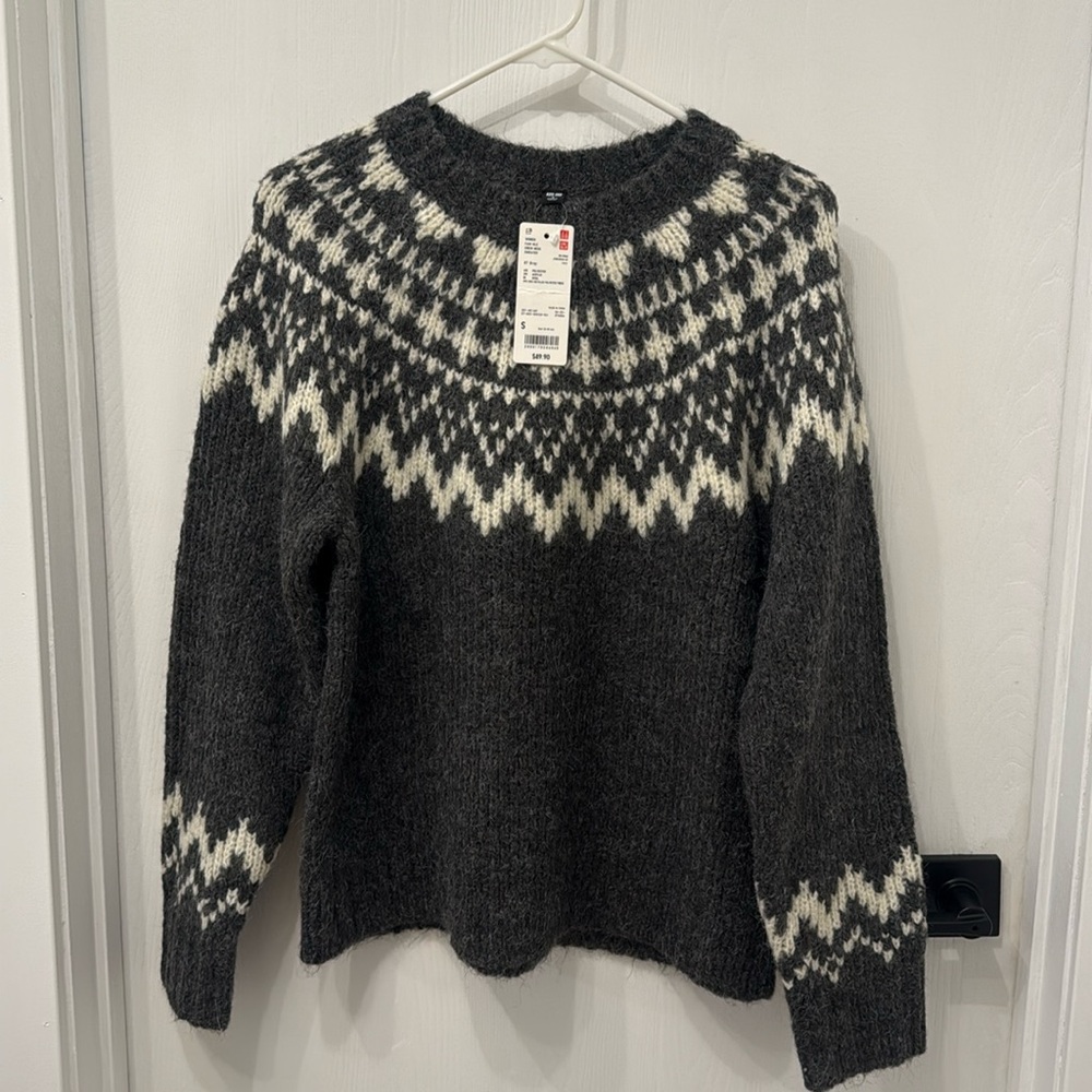Uniqlo NWT grey and white sweater -Small